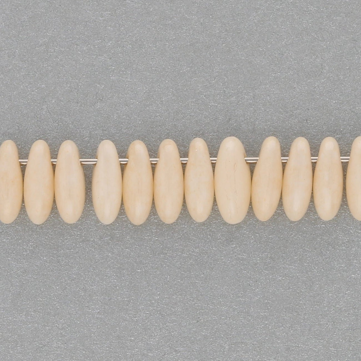 Rizo Glasperlen - 2,5 x 6 mm - Chalk White Champagne Luster - PerlineBeads SA