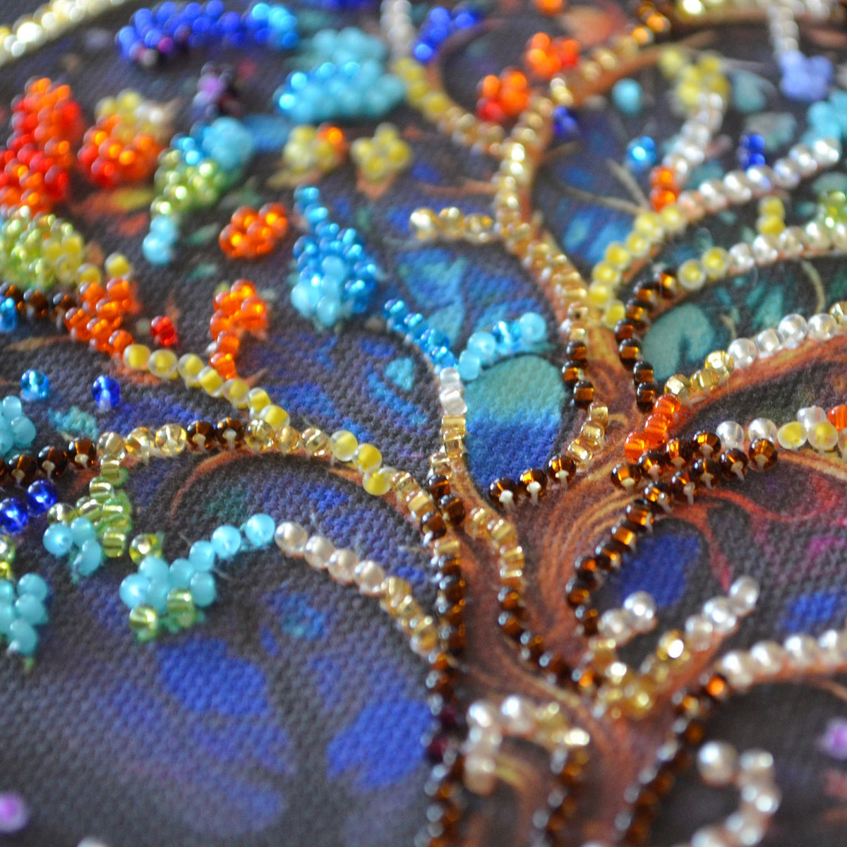 Perlen-Stickbild 15 × 15 cm • Lebensbaum in Regenbogenfarben - PerlineBeads SA