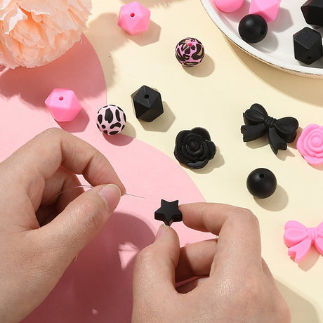 Pink & Schwarz Perlenset – Rosen, Schleifen & Leo-Print, 40-teilig - PerlineBeads SA