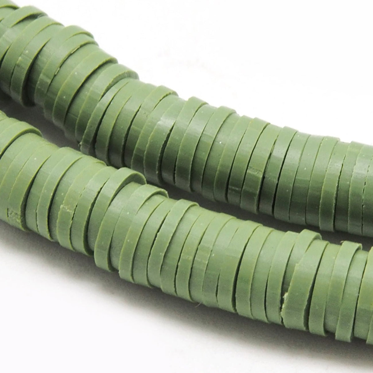 Heishi-Perlen aus Polymerpaste 6 mm – Olive - PerlineBeads