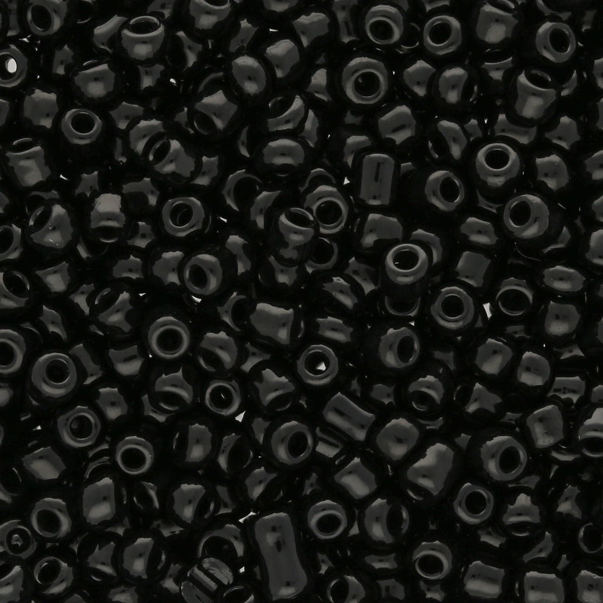 Rocailles Glasperlen 3 mm unregelmässige Grösse – Opaque Black - PerlineBeads