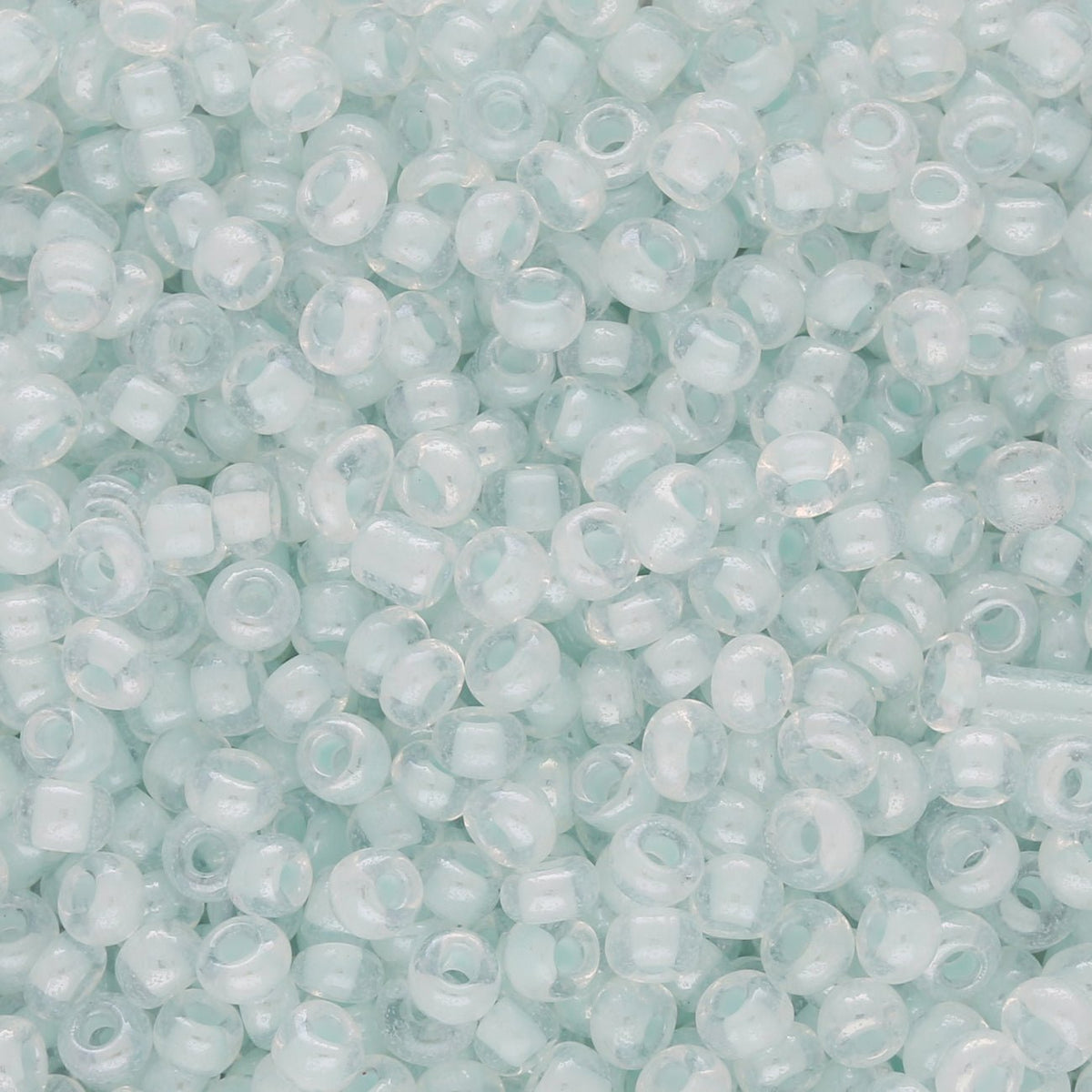 Rocailles Glasperlen 3 mm unregelmässige Grösse – Transp. inside Luster Light Cyan - PerlineBeads