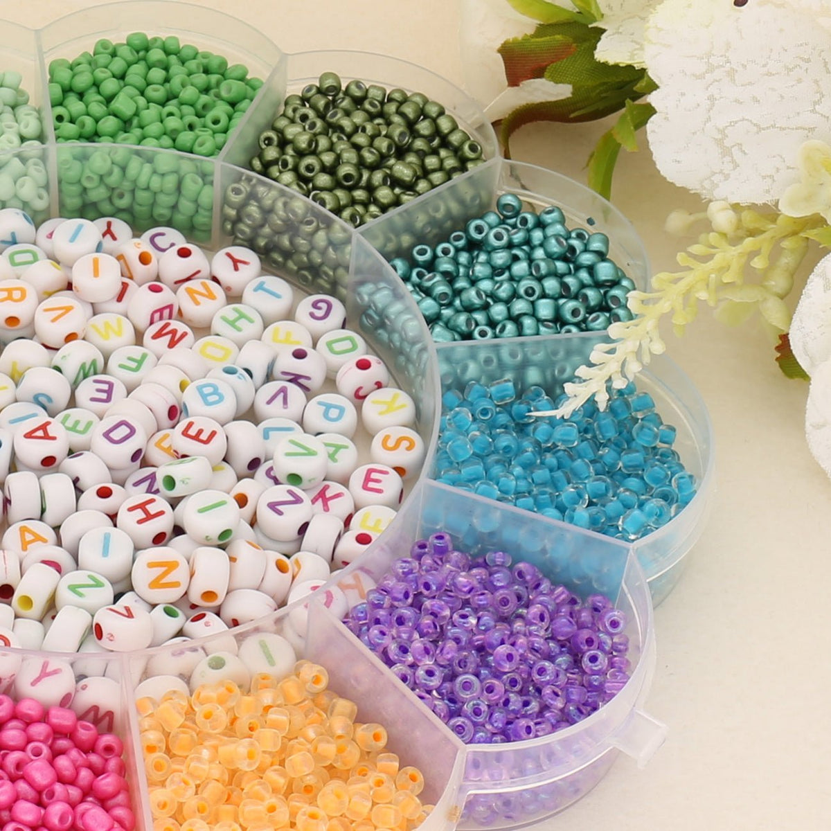 Rocailles Glasperlen 8/0 unregelmässige Grösse – Box mit Buchstabenperlen - PerlineBeads